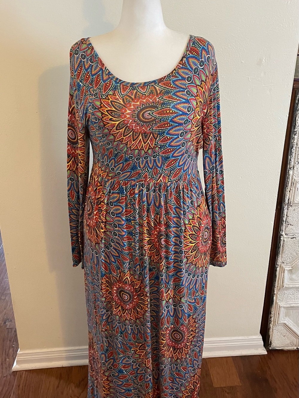 Boho Long Sleeve Scoop-Neck Maxi Dress in Multicolor Sunburst Print